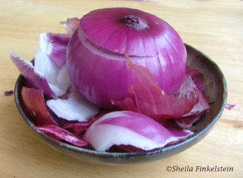 red onion and peeled skin in a dish